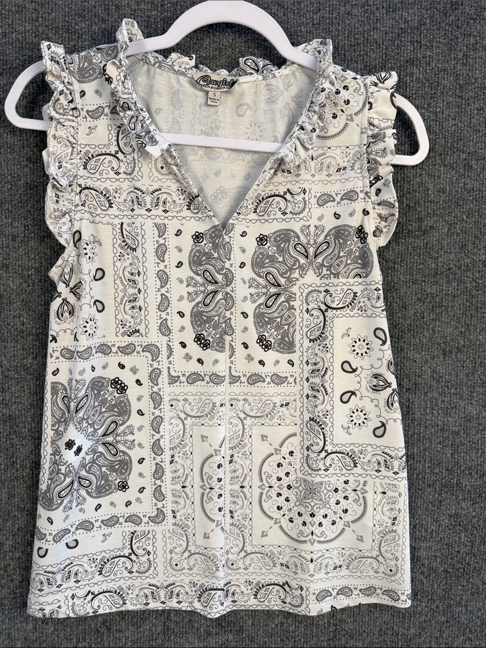 Cowgirl Hardware Ruffle-Trim V-Neck Bandana Print Blouse, White/Gray Small